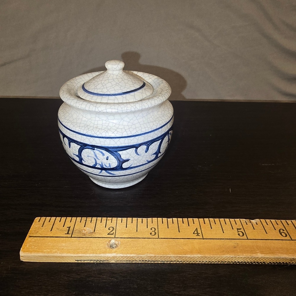 Dedham Rabbit Mini Sugar Jar with lid Blue White Crackle Glaze Scroll EX81 USA